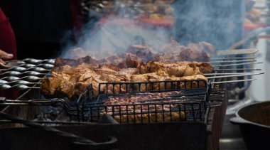 Salamura edilmiş şiş mangal ızgarasında mangal yapmaya hazırlanıyor. Şiş kebap ya da Şiş kebap Doğu Avrupa 'da popüler. Shashlyk, şiş et aslında kuzudan yapılmıştır. Mangalda Biftek Kebabı..