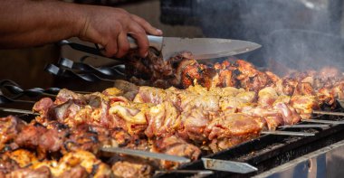 Salamura edilmiş şiş mangal ızgarasında mangal yapmaya hazırlanıyor. Şiş kebap ya da Şiş kebap Doğu Avrupa 'da popüler. Shashlyk, şiş et aslında kuzudan yapılmıştır. Mangalda Biftek Kebabı..