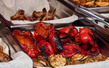 Kızarmış sosisler, sebzeler, salatalar yemek katında tezgahta. sokak yemekleri.