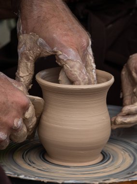 Modelleme kil çömlek atölyesinde potter's direksiyona üzerinde ana sınıfı.