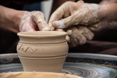Modelleme kil çömlek atölyesinde potter's direksiyona üzerinde ana sınıfı.