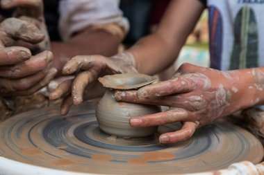 Modelleme kil çömlek atölyesinde potter's direksiyona üzerinde ana sınıfı.