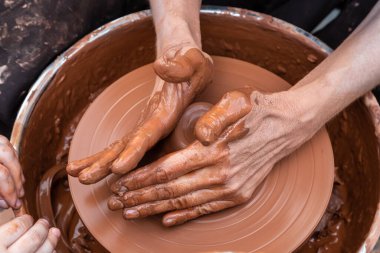 Modelleme kil çömlek atölyesinde potter's direksiyona üzerinde ana sınıfı.