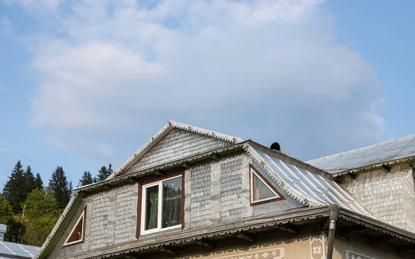 Dach Domu Pokryty Jest Blachą Wzorami — Zdjęcie stockowe