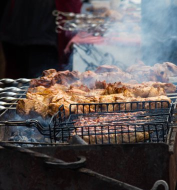 Salamura edilmiş şiş mangal ızgarasında mangal yapmaya hazırlanıyor. Şiş kebap ya da Şiş kebap Doğu Avrupa 'da popüler. Shashlyk, şiş et aslında kuzudan yapılmıştır. Mangalda Biftek Kebabı..