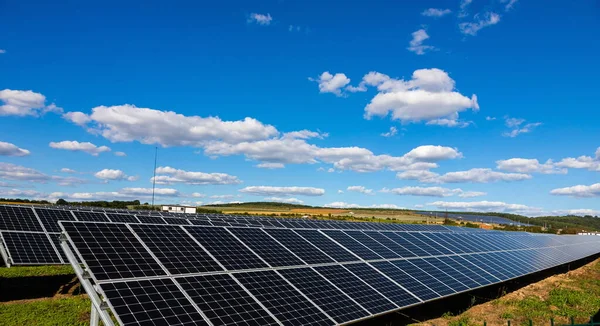 Panele Słoneczne Dużej Elektrowni Fotowoltaicznej Park Słoneczny Energia Odnawialna Zrównoważona — Zdjęcie stockowe