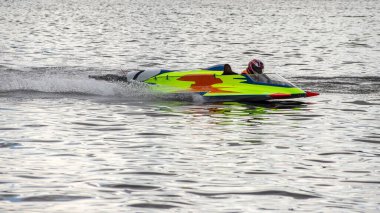Spor. Motorlu tekne yarışları. Hız, su sporları. Güneşli bir günde suda yarışmak.