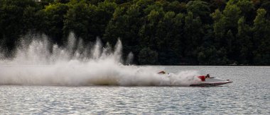 Spor. Motorlu tekne yarışları. Hız, su sporları. Güneşli bir günde suda yarışmak.