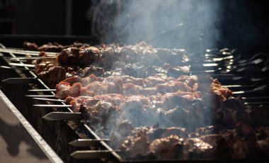 Salamura edilmiş şiş mangal ızgarasında mangal yapmaya hazırlanıyor. Şiş kebap ya da Şiş kebap Doğu Avrupa 'da popüler. Shashlyk, şiş et aslında kuzudan yapılmıştır. Mangalda Biftek Kebabı..