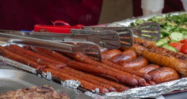 Tarihi merkezin sokaklarında ızgara sosis. sokak yemekleri.