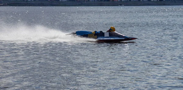 Spor. Motorlu tekne yarışları. Hız, su sporları. Güneşli bir günde suda yarışmak.