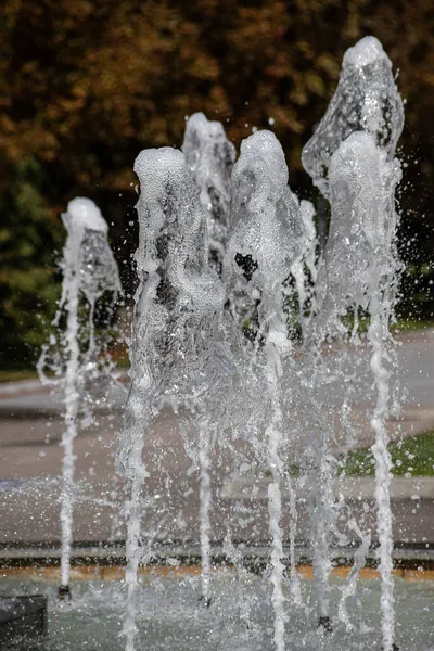 Zavřít Venkovní Pohled Noci Veřejné Fontány Mnoha Malými Vodní Trysky — Stock fotografie