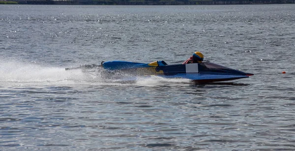 スポーツだ モーターボートレースだ スピードウォータースポーツ 晴れた日には水の上で競争し — ストック写真