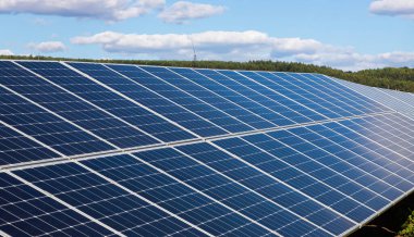 Güneşli gökyüzü olan güneş panelleri. Mavi güneş panelleri. yenilenebilir enerji için fotovoltaik modüllerin arkaplanı.