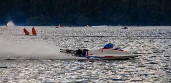 スポーツだ モーターボートレースだ スピードウォータースポーツ 晴れた日には水の上で競争し — ストック写真