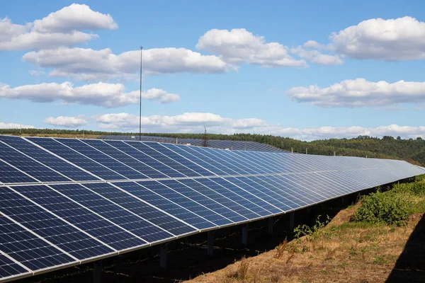 Panele Słoneczne Dużej Elektrowni Fotowoltaicznej Park Słoneczny Energia Odnawialna Zrównoważona — Zdjęcie stockowe