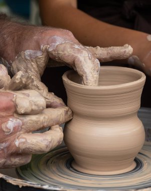 Modelleme kil çömlek atölyesinde potter's direksiyona üzerinde ana sınıfı.