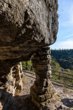 Hıristiyanlık öncesi Pagan XX yüzyılının mağara tapınağı Ukrayna 'nın Monastyrok Borshchivsky köyünde..