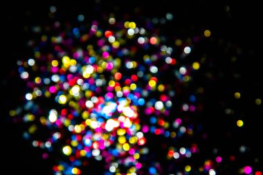 Işıldayan ampuller arka planda. Mavi ve gümüş parıldayan parlak ampullerin soyut bulanıklığı arka planı aydınlatıyor. Noel Ağacı Işıkları ve Dekorasyon Bokeh Odak Arkaplanı Bulanıklığı.