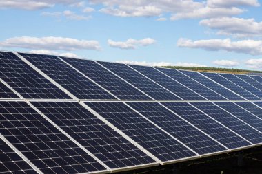 Büyük Fotovoltaik enerji santrali, güneş parkı, yenilenebilir enerji sürdürülebilir enerji, güneş enerjisi santrali.