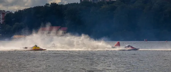Αθλητισμός Αγώνες Μηχανοκίνητα Σκάφη Ταχύτητα Θαλάσσια Σπορ Ανταγωνισμός Στο Νερό — Φωτογραφία Αρχείου