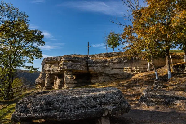 Jaskinia-świątynia czasu przedchrześcijańskiego Pagan IX w miejscowości Monastyrok na Ukrainie — Zdjęcie stockowe