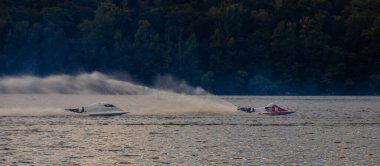 Spor. Motorlu tekne yarışları. Hız, su sporları. Güneşli bir günde suda yarışmak.