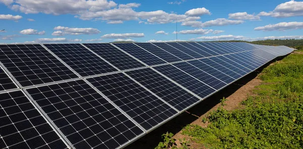 Panele Słoneczne Dużej Elektrowni Fotowoltaicznej Park Słoneczny Energia Odnawialna Zrównoważona — Zdjęcie stockowe