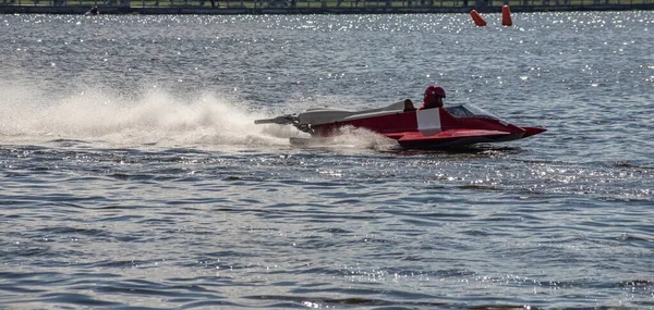 スポーツだ モーターボートレースだ スピードウォータースポーツ 晴れた日には水の上で競争し — ストック写真