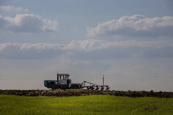 Boer Trekker Bereidt Land Met Zaaibed Cultivator — Stockfoto