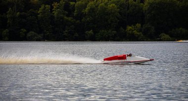 Spor. Motorlu tekne yarışları. Hız, su sporları. Güneşli bir günde suda yarışmak.