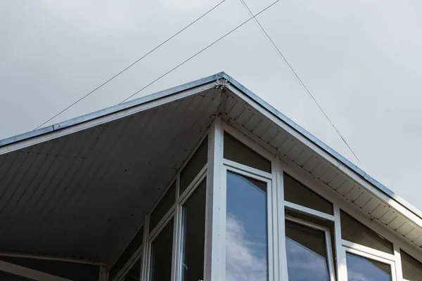 Neue Dachkonstruktion Mit Dachluken Regenrinnensystem Dachfenstern Und Dachschutz Vor Schneebrettern — Stockfoto