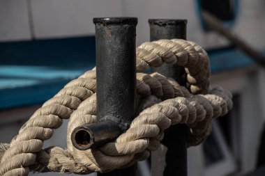 Eski paslı demirleme baba birlikte ağır ipler bir gemi, closeup güvertede yıpranmış.