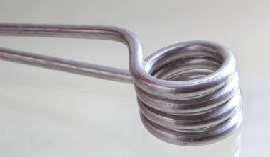 Hafif bir arka plan üzerinde bir gölge ile daldırma ısıtıcı.