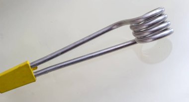 Hafif bir arka plan üzerinde bir gölge ile daldırma ısıtıcı.