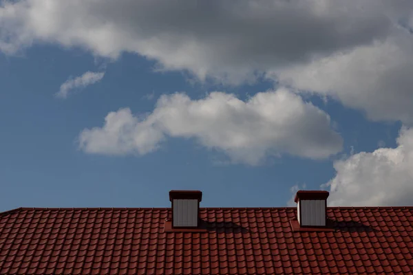 Schornstein Auf Dem Dach Des Hauses Gegen Den Blauen Himmel — Stockfoto
