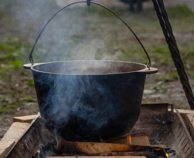 Şenlik tencereye hiking. Dağlarda çadır ile seyahat.
