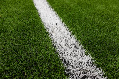 Yukarıdan ateş beyaz çizgili yeşil sentetik çim fotoğrafı spor sahası.