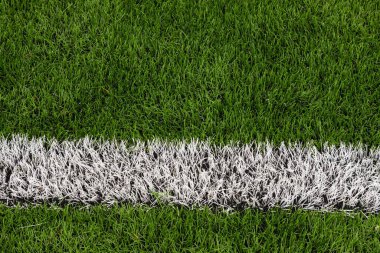 Yukarıdan ateş beyaz çizgili yeşil sentetik çim fotoğrafı spor sahası.