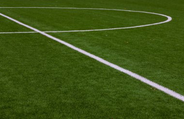Yukarıdan ateş beyaz çizgili yeşil sentetik çim fotoğrafı spor sahası.