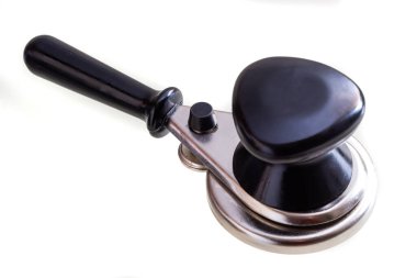 Cam kavanoz ve kapak kapatma makinesi beyaz bir arkaplanda izole konserve için.