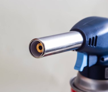 El feneri kaynak makinesiyle gaz kutusu beyaz arkaplanda izole edildi.