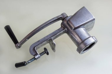 Klasik kıyma makinesi. kırpma yolu ile beyaz üzerine izole.