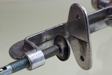 Klasik kıyma makinesi. kırpma yolu ile beyaz üzerine izole.