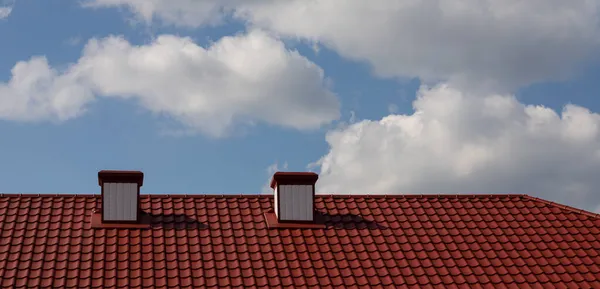 Skorsten Taket Huset Mot Den Blå Himlen — Stockfoto
