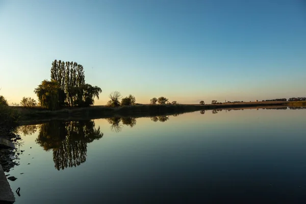 Zonnige Herfstdag Met Gele Bomen Meer Met Bomen Plaats Onder — Stockfoto