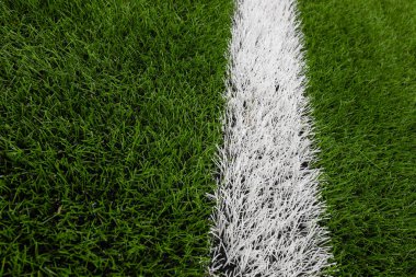 Yukarıdan ateş beyaz çizgili yeşil sentetik çim fotoğrafı spor sahası.