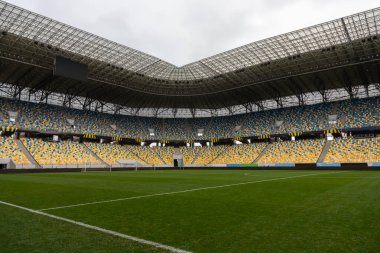 Arena Lviv, UEFA Kategori 4 futbol stadyumu, Lviv, Ukrayna. Futbol sahası boş..