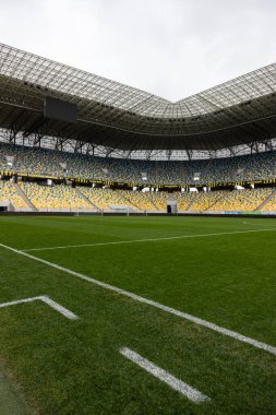 Arena Lviv, UEFA Kategori 4 futbol stadyumu, Lviv, Ukrayna. Futbol sahası boş..