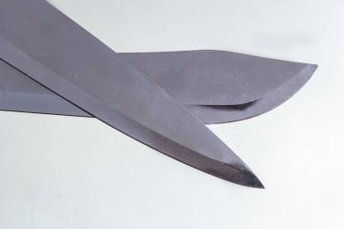 kırpma yolu ile beyaz zemin üzerinde bir bıçak yakın çekim.